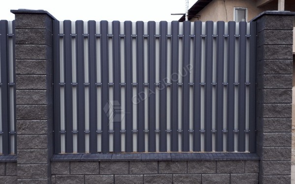 Забор из металлического штакетника и профлиста